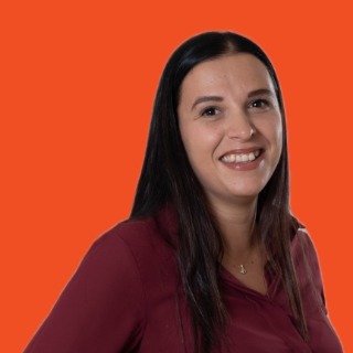 Claudia, che risponde su WhatsApp